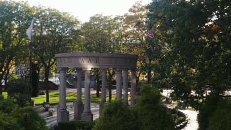 Drohne-Acht-Säule-Zweiter-Weltkrieg-Sentimental-Denkmal-Innenstadt-Von-Provence,-Ri