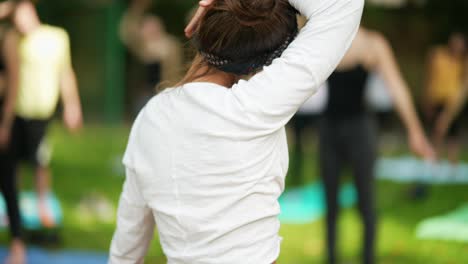 clase de yoga al aire libre