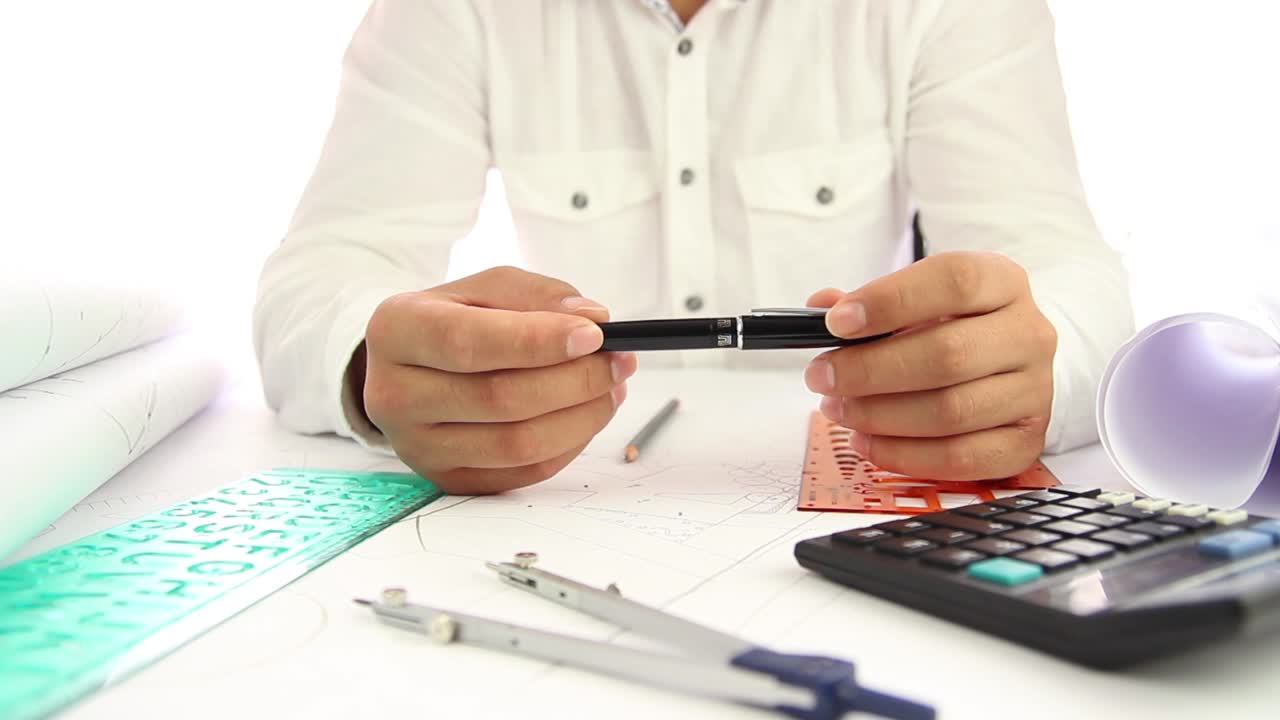 estudiante nervioso pensando en el examen