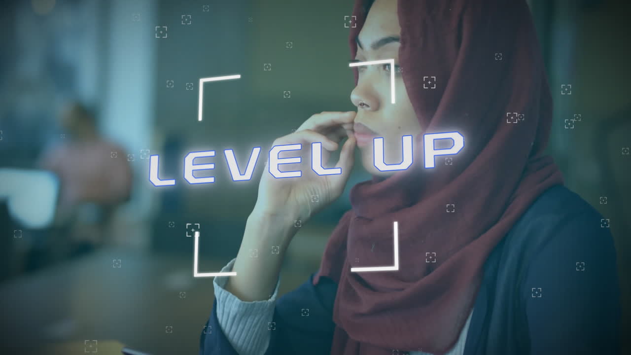 스마트폰을 사용하여 히자브를 입은 두 인종 여성에 대한 레벨 업 텍스트의 애니메이션