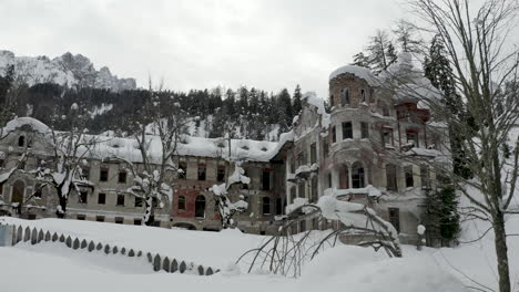 Baños-Termales-San-Candido-De-Lujo-En-Ruinas-Y-Desiertos-En-El-Sur-Del-Tirol,-Italia