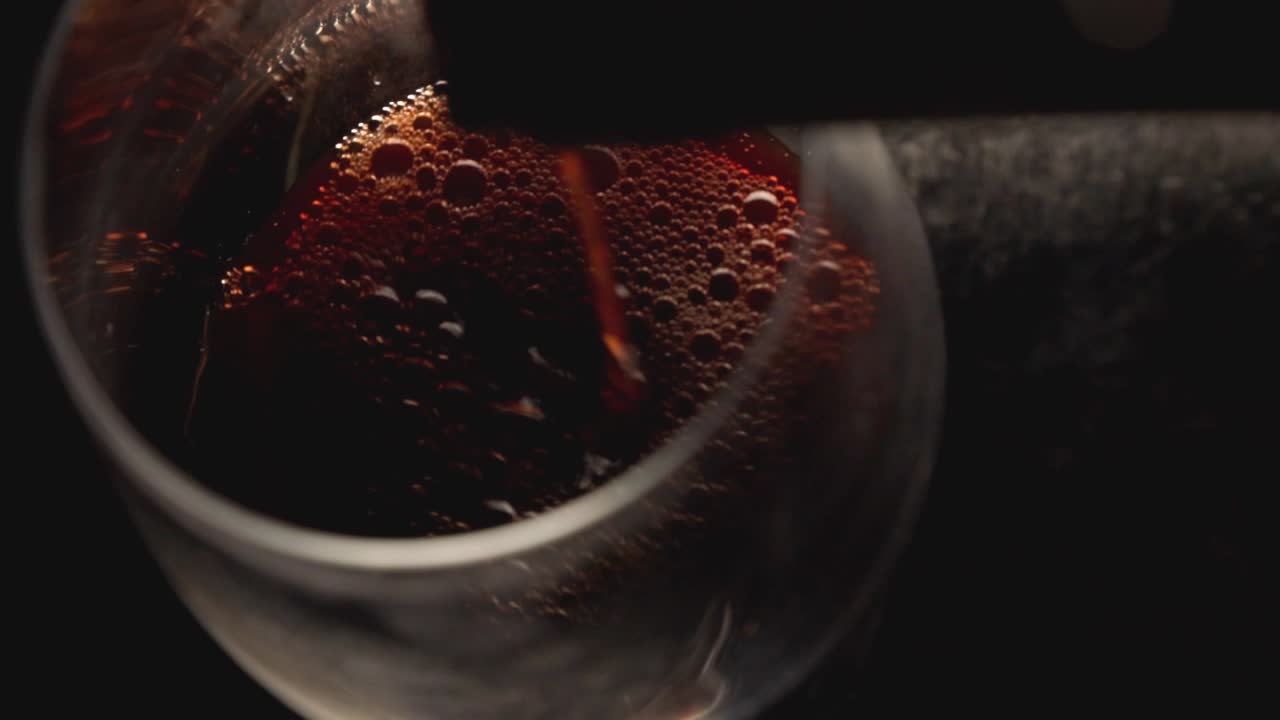 Versare vino rosso nel calice. - Primo piano