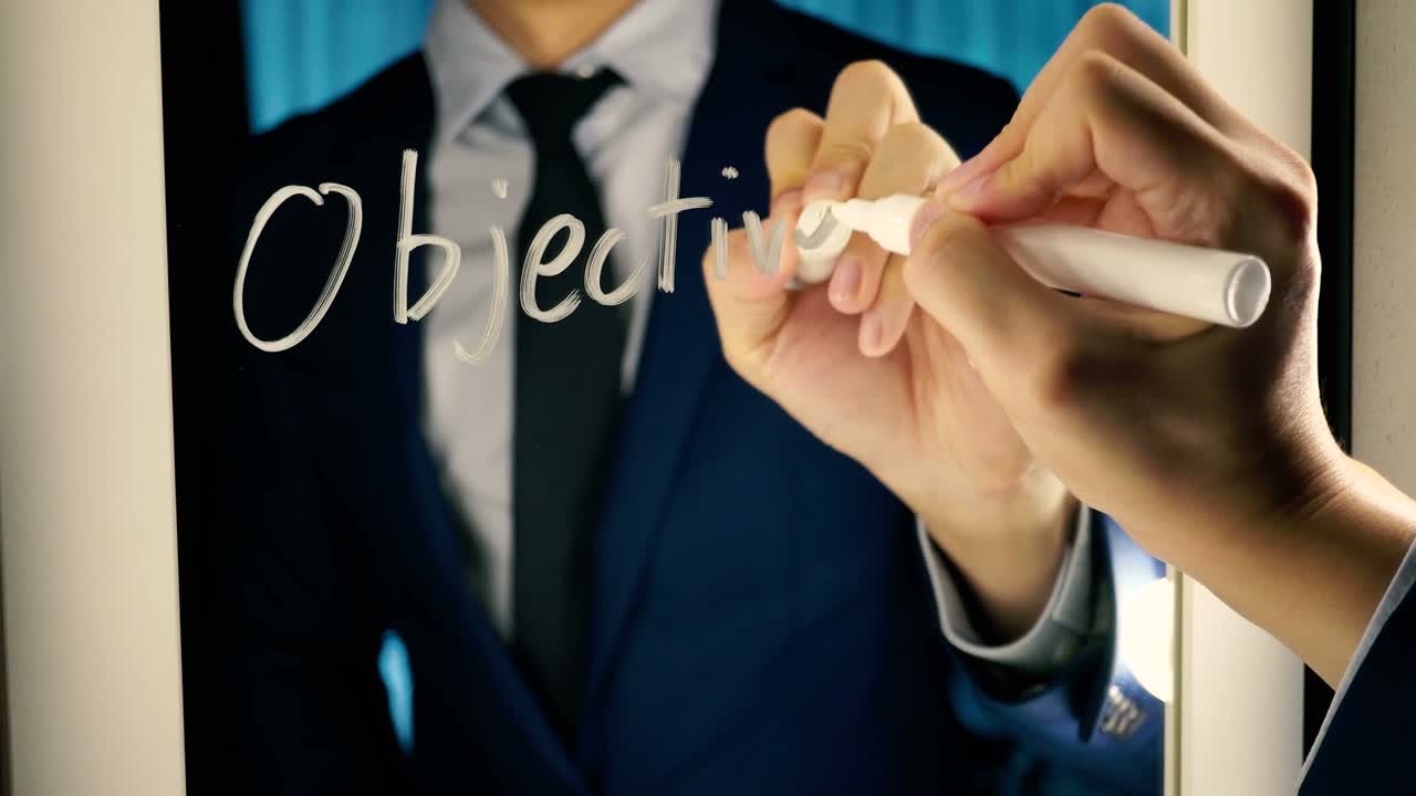 똑똑한 사업가가가 거울판에 '객관적 임무'라는 단어를 쓴다.