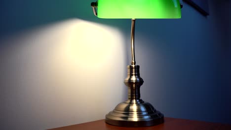 lámpara de lectura verde en una habitación de lujo