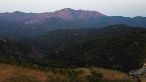 un avión no tripulado vuela hacia las montañas por una carretera en pico de los reales, estepona, españa