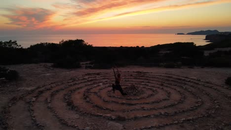 Frau,-Die-Etwas-Yoga-Während-Des-Sonnenuntergangs-Zu-Zeit-Und-Raum-In-Ibiza,-Spanien-Macht