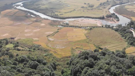 Imágenes-De-Drones-Sobre-El-Lecho-De-Un-Río-En-Meghalaya,-India