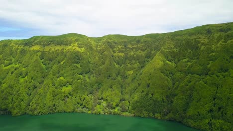 vista aérea de la colina volcánica vertical del bosque tropical en el cráter de sete cidades