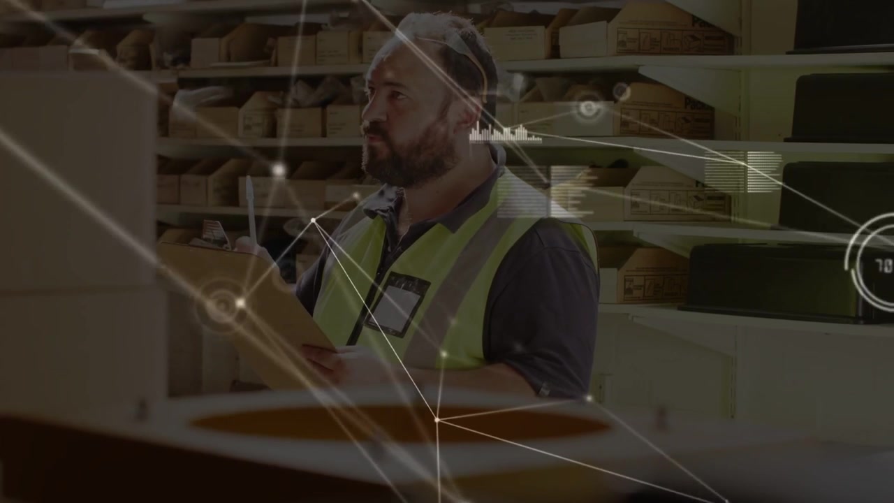 Video verticale: Uomo di mezza età in gilet in un magazzino che controlla un blocco appunti con un HUD (Head-Up Display) che appare.