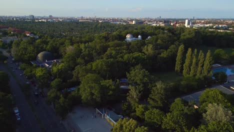 increíble vista aérea de arriba vuelo planetario de la ciudad de berlín alemania en europa, día de verano 2023