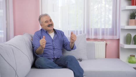 Viejo-Feliz-Bailando-En-Casa.