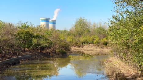 El-Humo-De-Las-Torres-De-Refrigeración-De-Las-Centrales-Eléctricas-Industriales-Provoca-Contaminación-Por-Escorrentía-De-Los-Ríos.