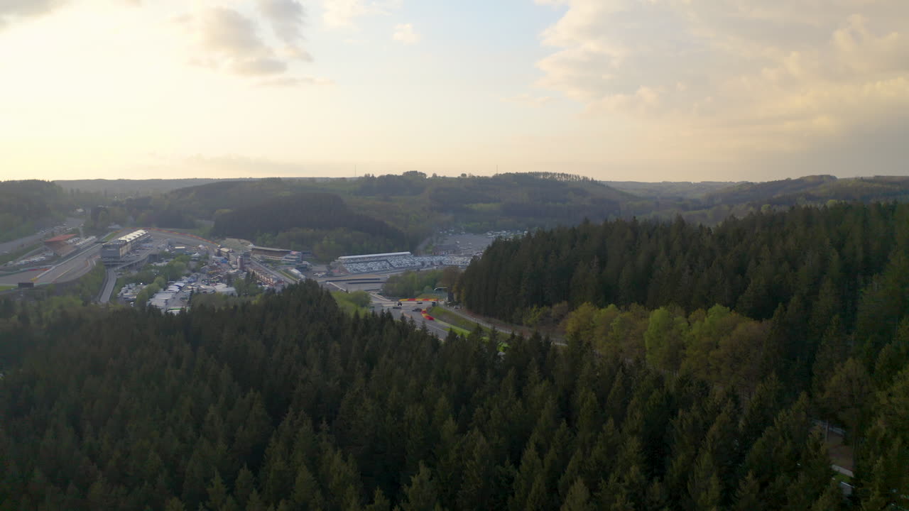 vista aérea descendiendo sobre el bosque hasta el circuito de spa-francochamps stavelot bélgica