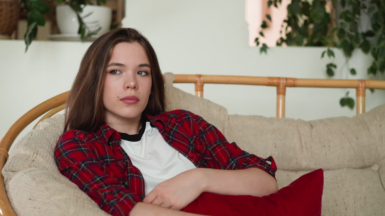 una mujer se enfrenta a luchas emocionales en una silla. una mujer lucha con profundidades de depresión lucha con complejidades de estado emocional. momentos de consuelo y reflexión.