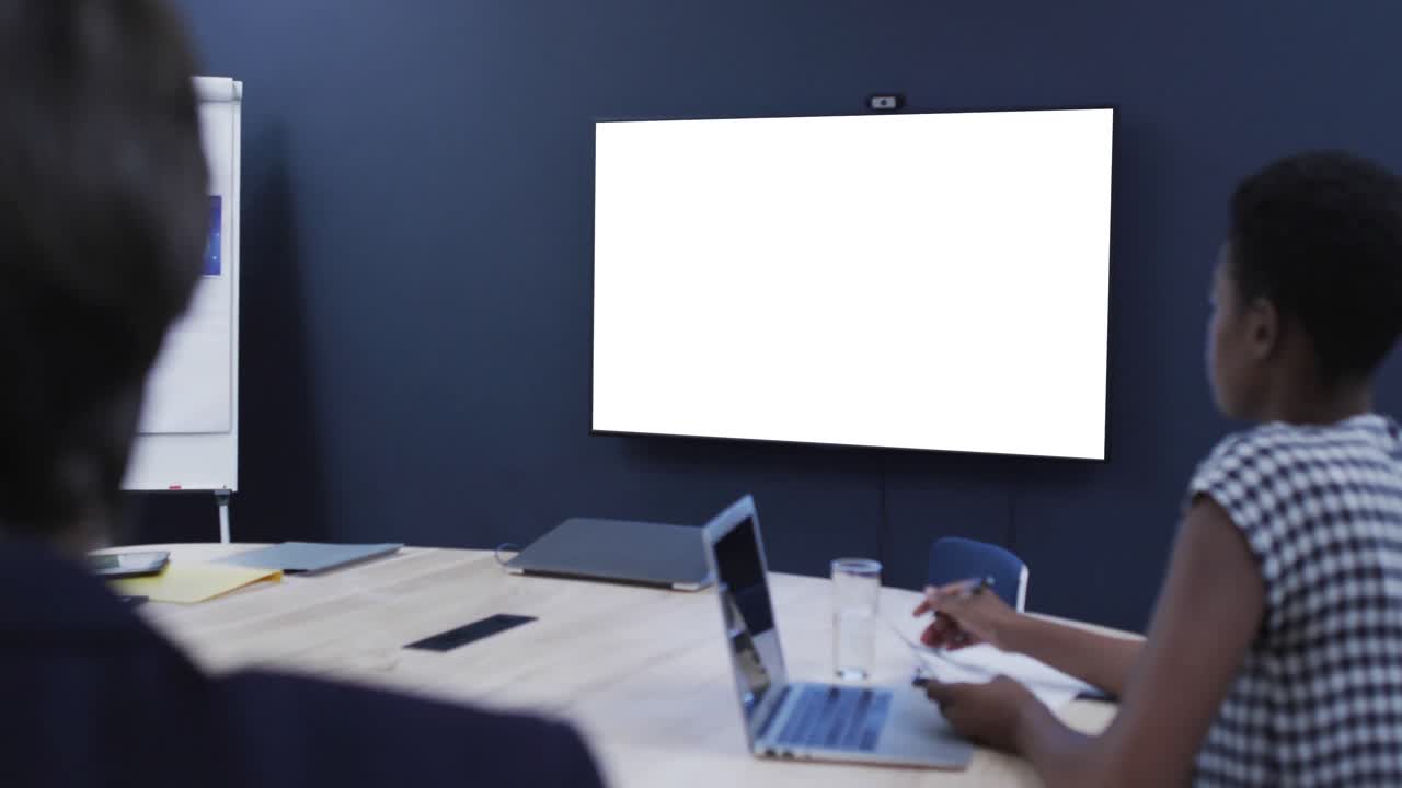 gente de negocios diversa en una videollamada con pantalla en blanco