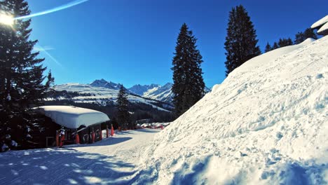 Ansicht,-Die-Ein-Skifahrer-Sieht,-Während-Er-Die-Piste-Hinunterrutscht