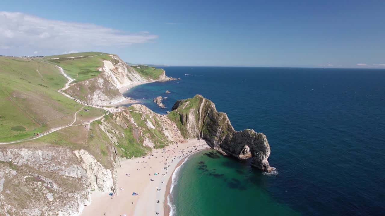 las imágenes aéreas del dron de durdle door y la playa de la bahía de st. oswald, dorset.