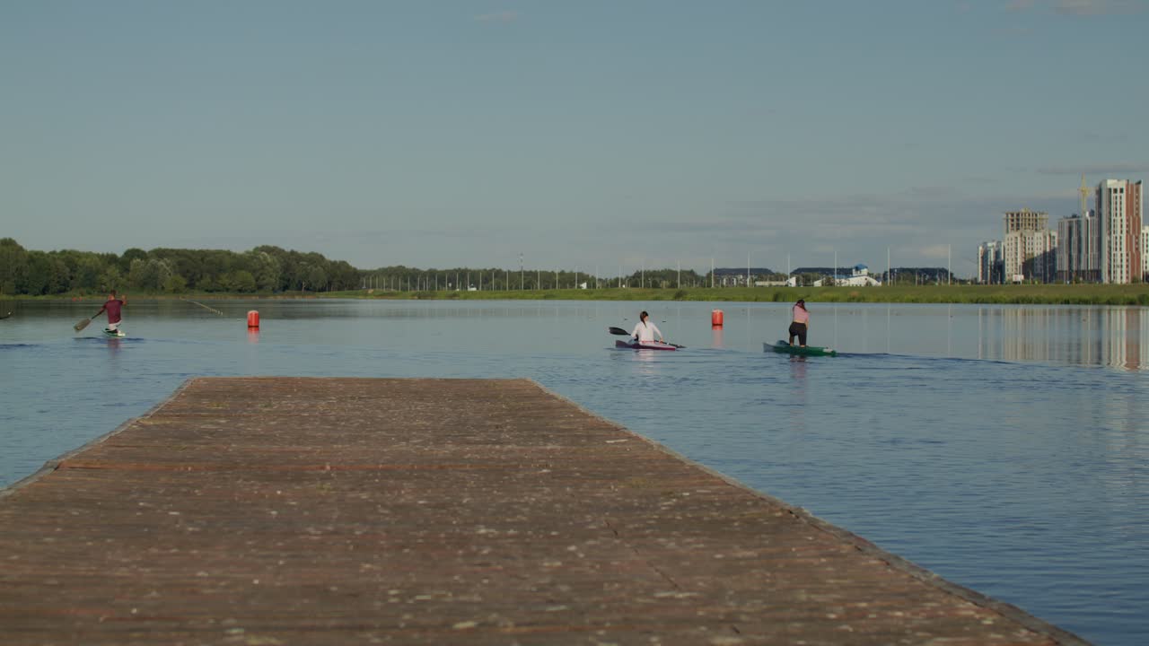 Dos personas en canoa en un río