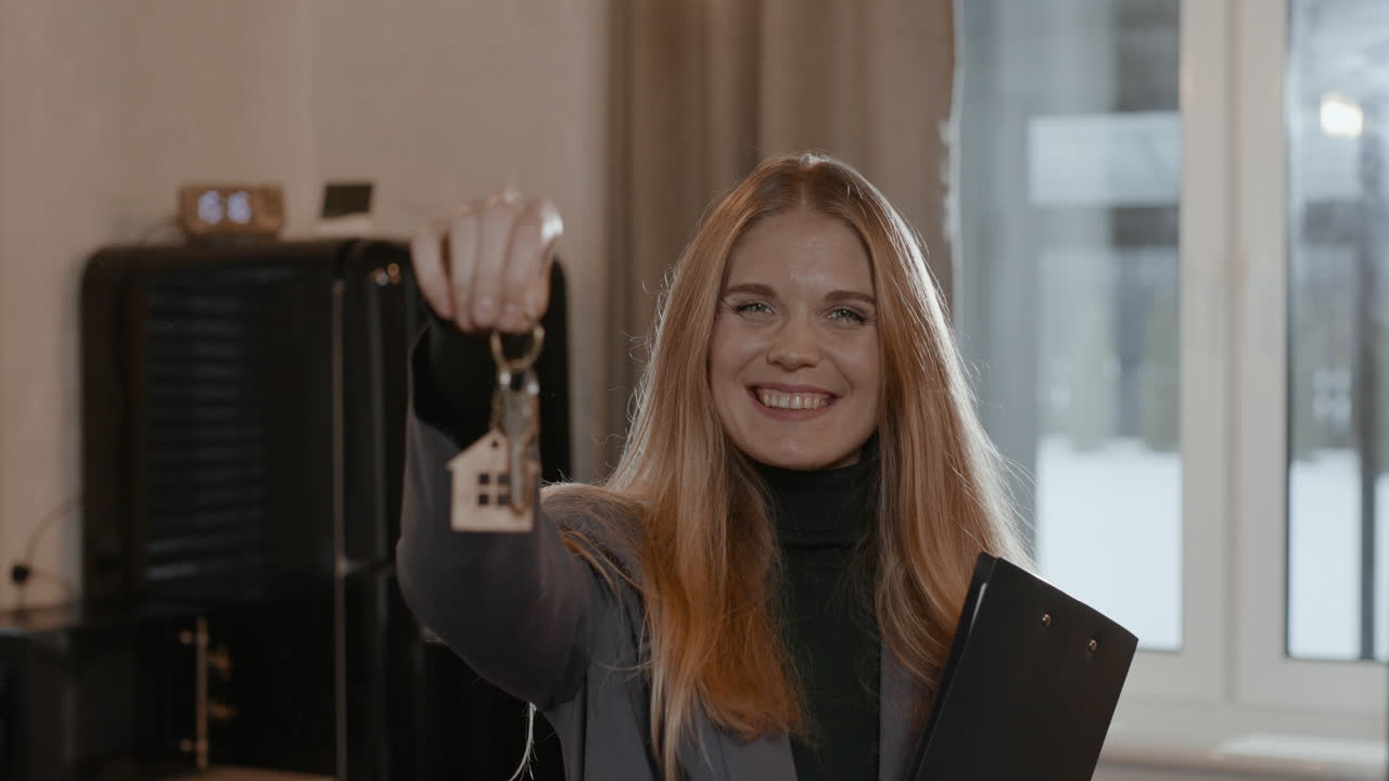 агент по недвижимости позирует с ключами
