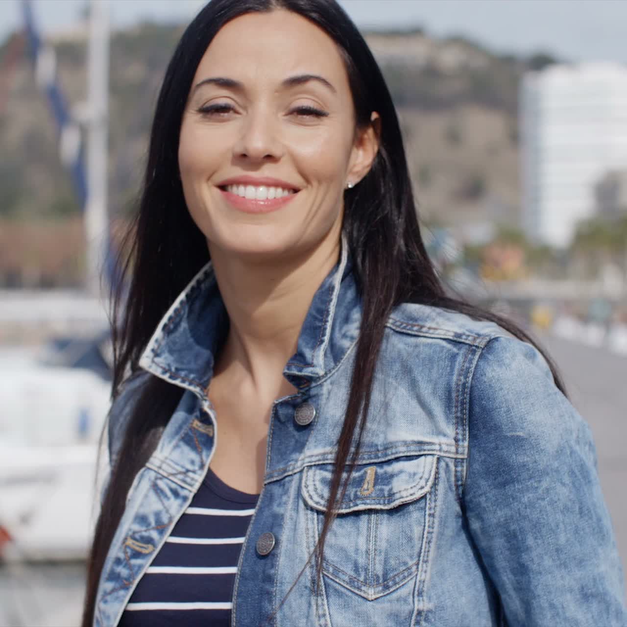 hermosa mujer joven vivaz