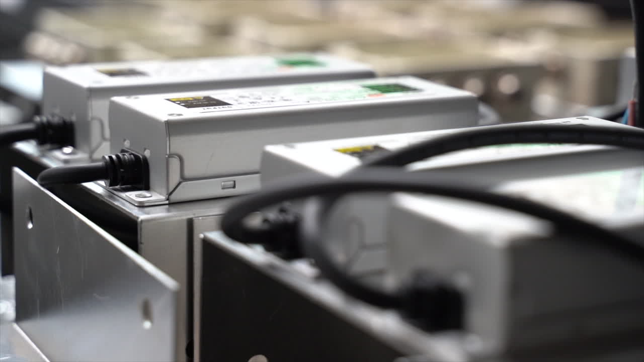 led 보드에 연결된 두 개의 대형 led 전원 은행, 궤도 샷