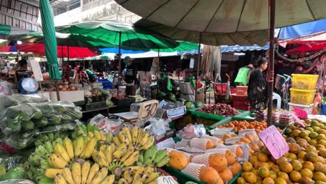 mercado vibrante con gente y productos frescos