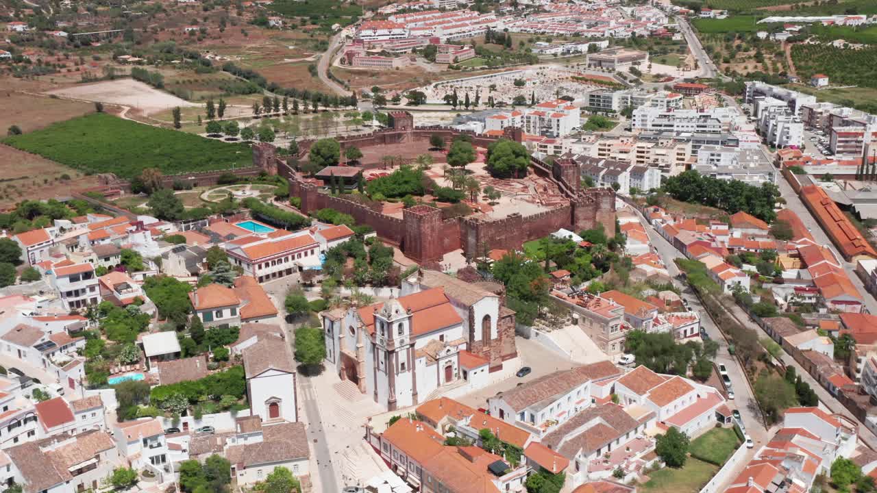 Castelo Medieval de Silves, Portugal, tomada aérea de drone da cidade histórica