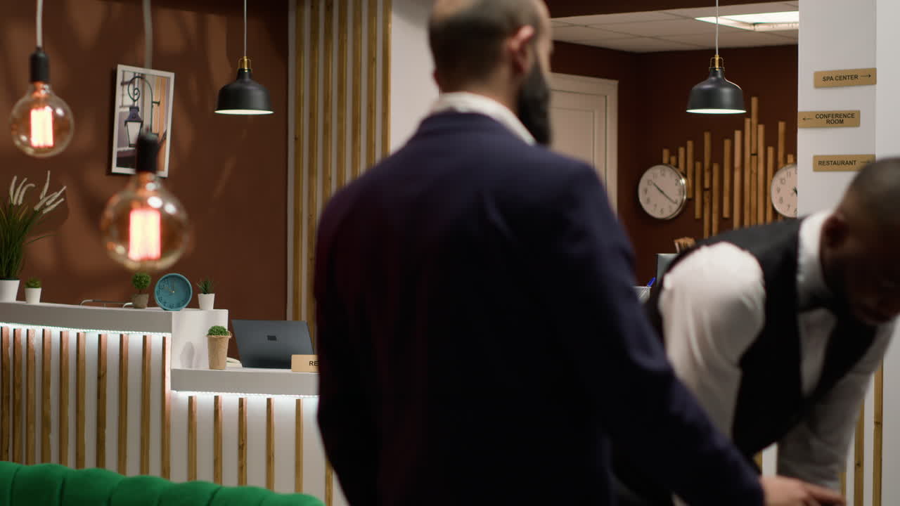 럭셔리 서비스를 제공하는 호텔 직원