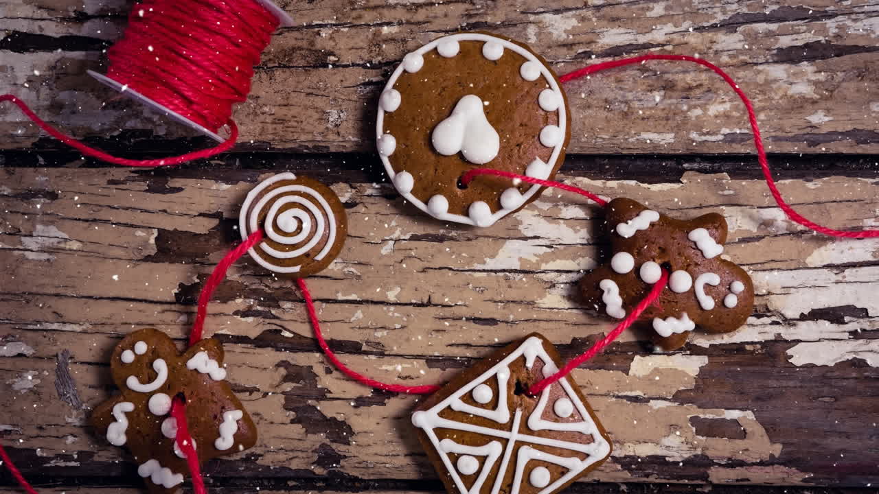 Neve caindo com biscoitos decorados de Natal