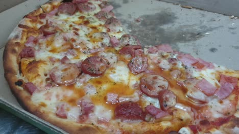 Pizza-Perfecta,-Queso-Cheddar-Extra-Derretido,-Salami-Extra-Y-Coberturas-De-Pepperoni-Servidas-Calientes,-Disfrútelas-Nada-Más-Sacarlas-De-La-Caja