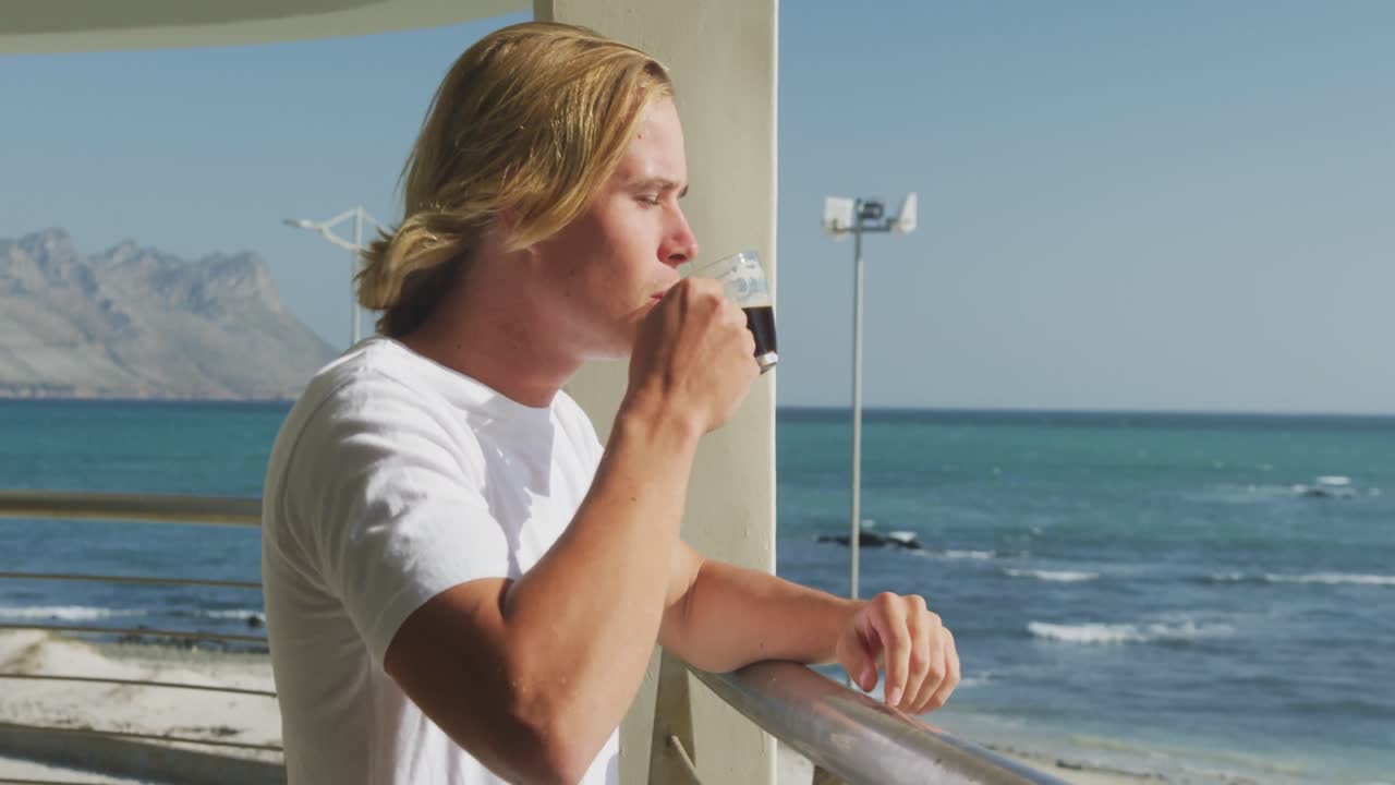 코로나바이러스 코로나19 대유행 기간 동안 집에서 스스로 격리하는 백인 남성