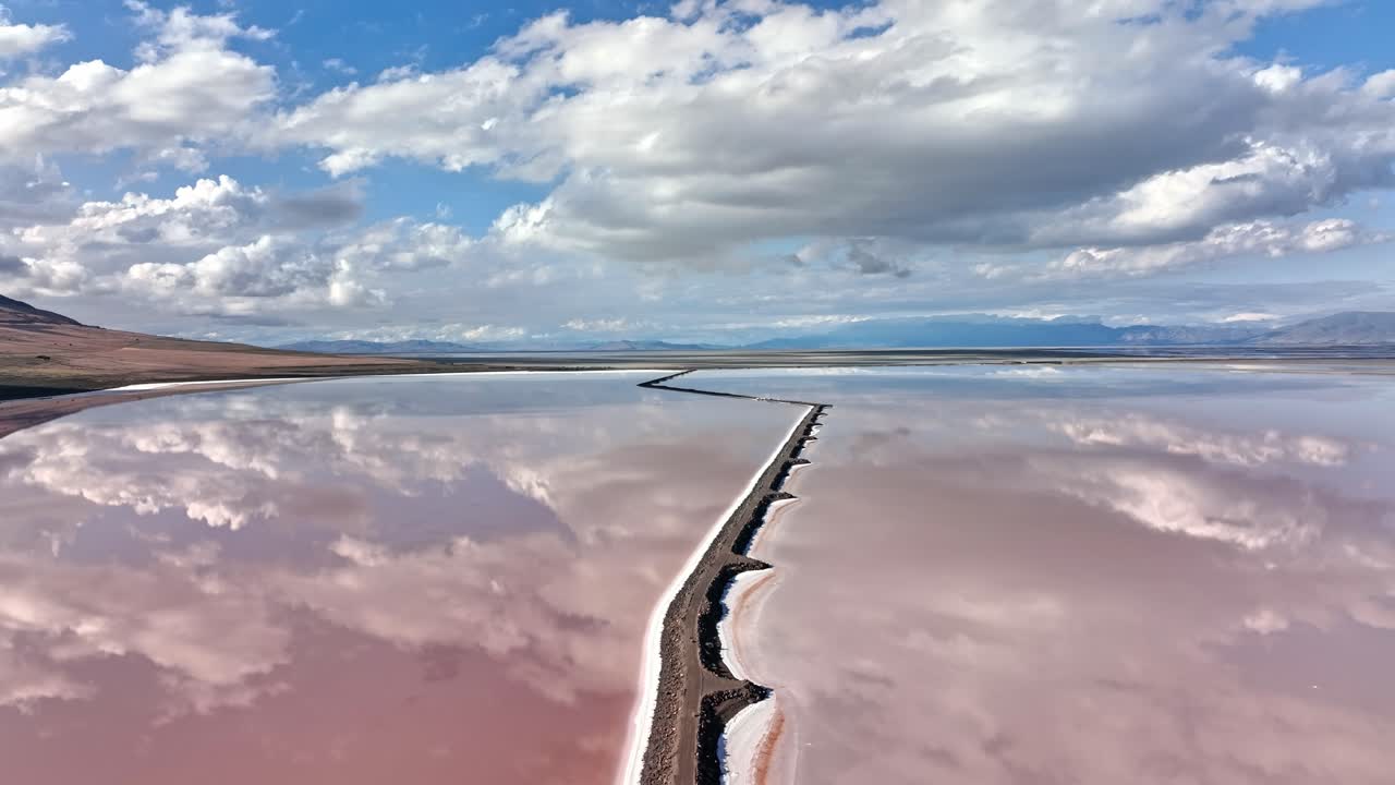 소금 호수에 구름이 반사됨