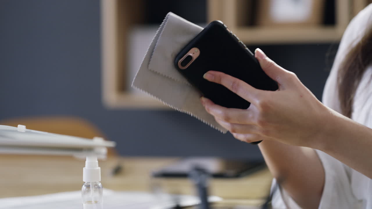 бактерии повсюду на наших телефонах.