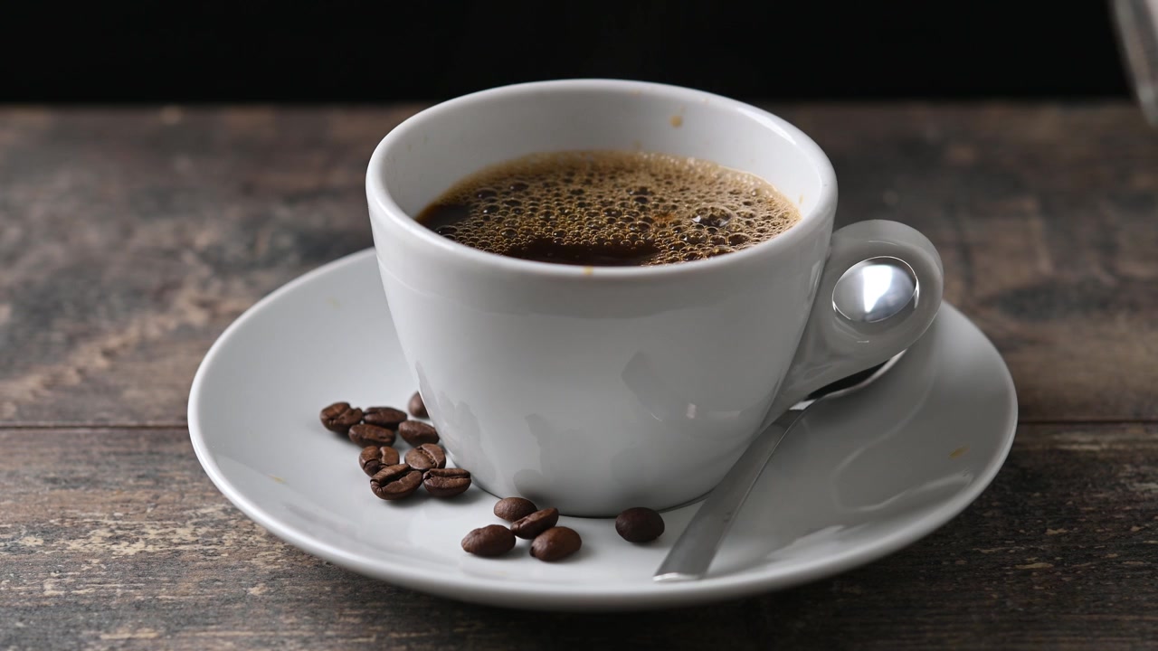 Tazza di caffè vuota che si riempie – Momento di relax