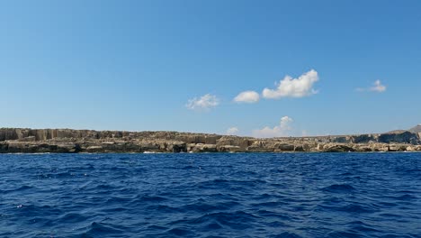 cuevas de toba de la isla favignana vistas desde un barco de lado, sicilia