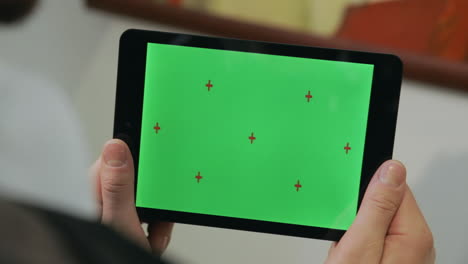 Mann-Hält-Ein-Tablet-Mit-Chroma-Key-Bildschirm.-Mann-Benutzt-Tablet-Mit-Grünem-Bildschirm