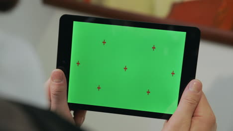 hombre que sostiene una tableta con pantalla de tecla cromática. hombre que usa una tableta con pantalla verde