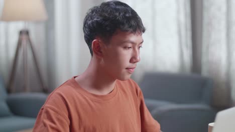 컴퓨터 작업에 반응하는 십대