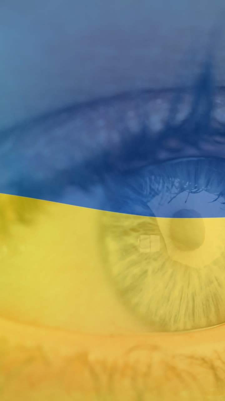 우크라이나의  ⁇ 발이 카우카스 여성의 열린 눈 위에 흔들리는 애니메이션