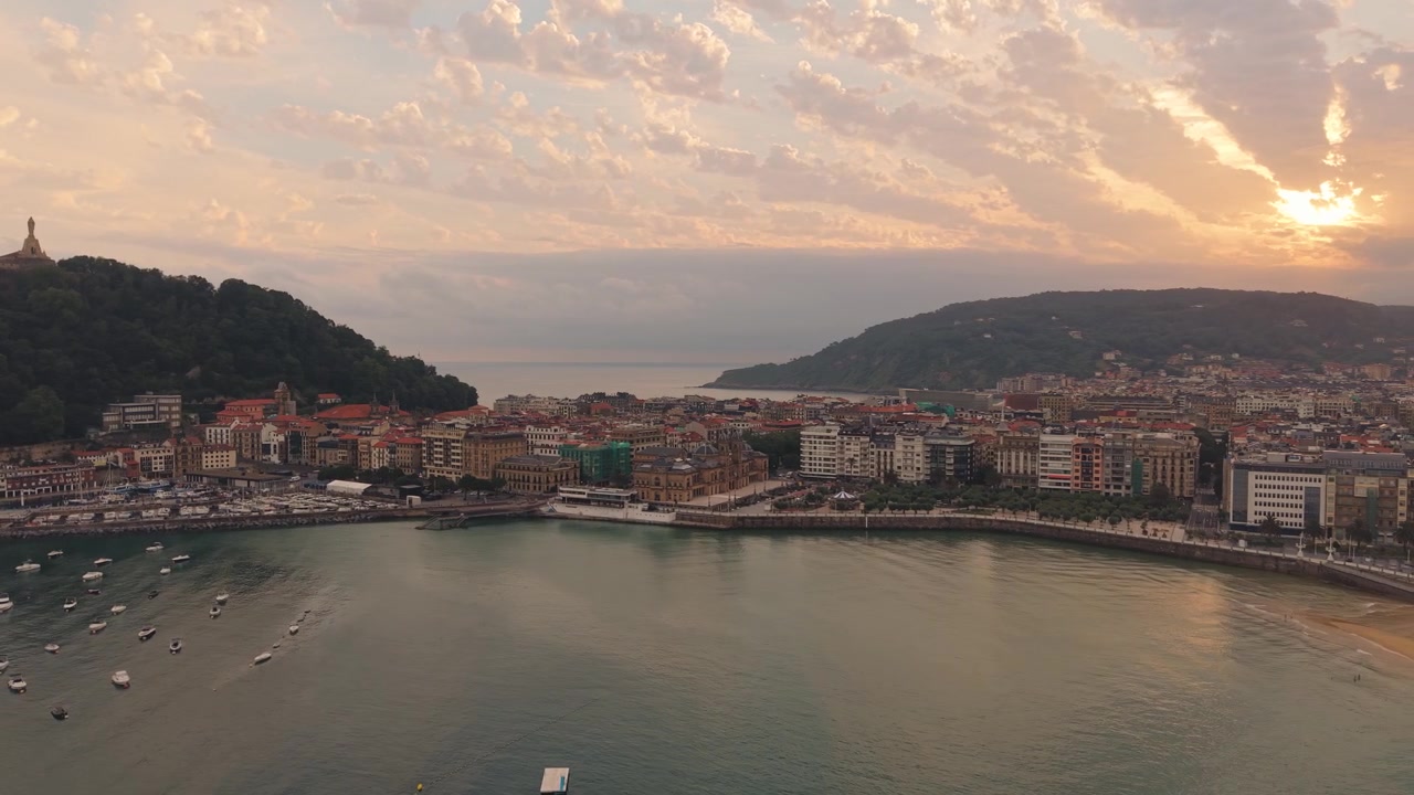 San Sebastián, Spagna: Mattina, Alba, Ora Dorata sulla Spiaggia, Ripresa Aerea con Drone.