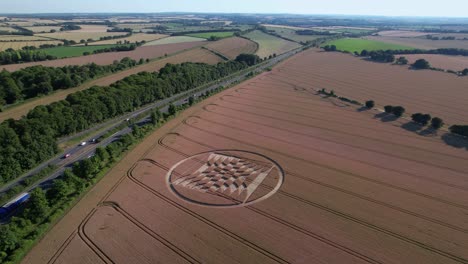 carretera pública transitada cerca de una granja extensa y cultivada con formación de cultivos en la estación, inglaterra, reino unido.