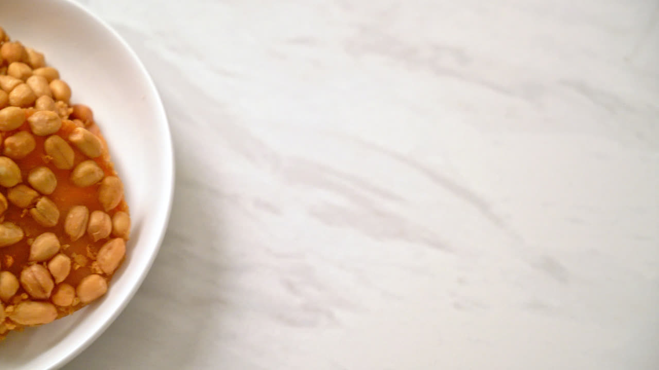 galletas de maní fritas tailandesas en un plato
