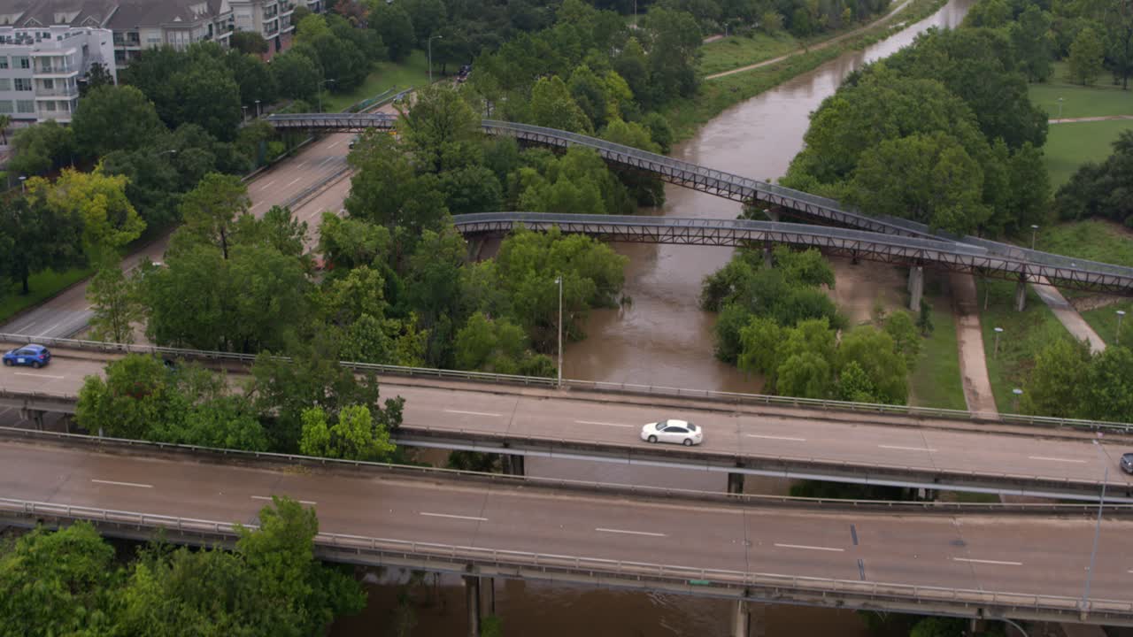 텍사스 주 휴스턴의 버팔로 베이우 (buffalo bayou) 의 높은 각도 항공 사진