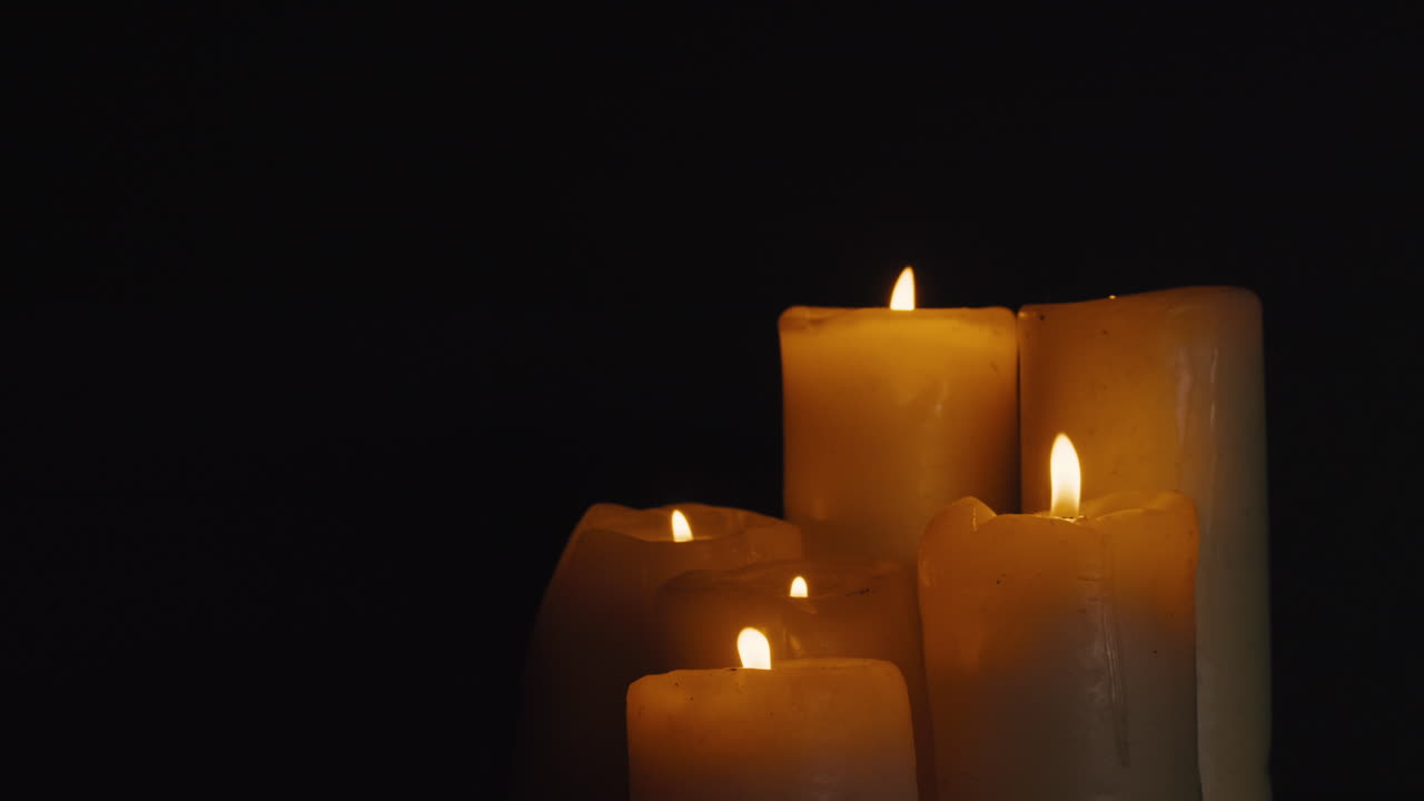 velas encendidas en la oscuridad