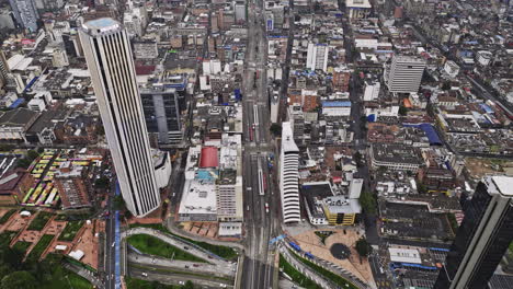 Bogotá-Colombia-Antena-V31-Vista-Aérea-Drone-Sobrevuelo-Carrera-10-Capturando-Tráfico-En-La-Calle-Y-El-Paisaje-Urbano-Del-Centro-A-Través-De-Alameda-Y-Santa-Fe---Filmado-Con-Cine-Mavic-3---Noviembre-De-2022