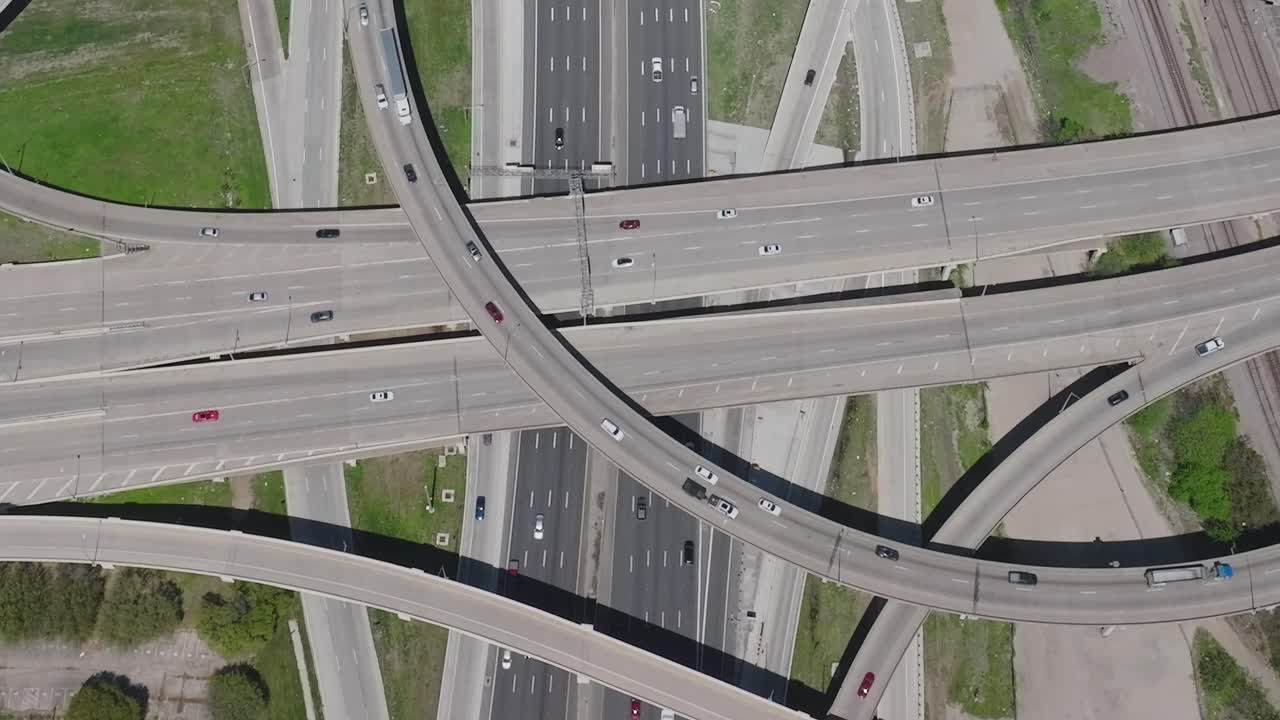 Pemandangan jalan raya dan jalan di pusat kota Dallas, Texas dari atas