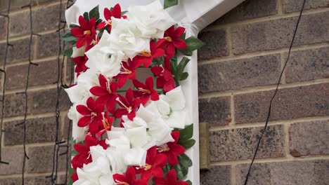 Una-Vista-Detallada-Que-Muestra-Los-Vibrantes-Adornos-Florales-Para-La-Decoración-De-La-Casa