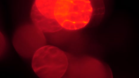círculos de luz borrosa roja efecto bokeh moviéndose alrededor