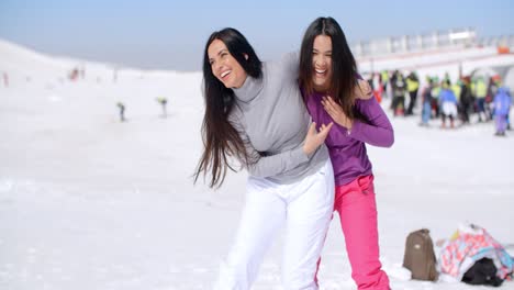 Dos-Mujeres-Juguetonas-Retozando-En-La-Nieve