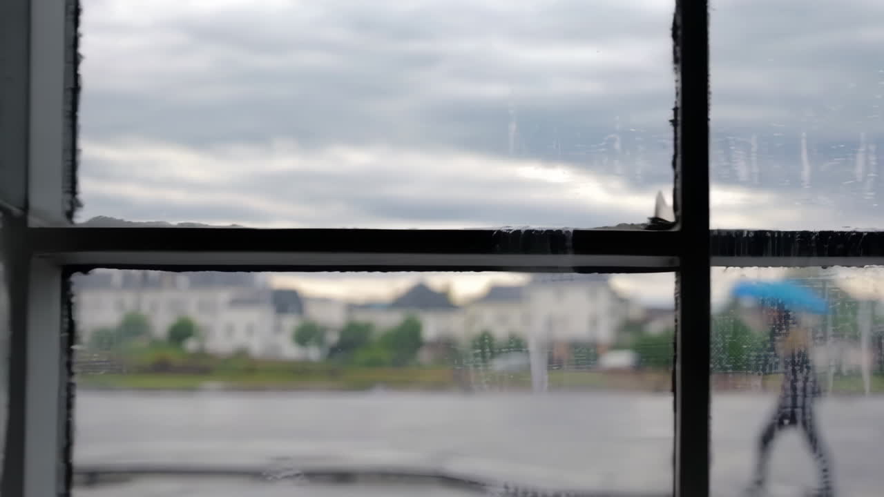 비가 오는 날 창문에서 도시 풍경